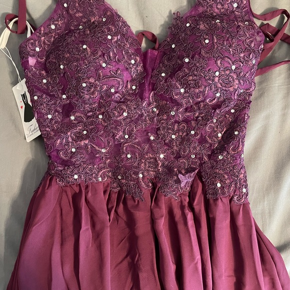 Women’s Plum formal dress size 4 - Picture 2 of 3